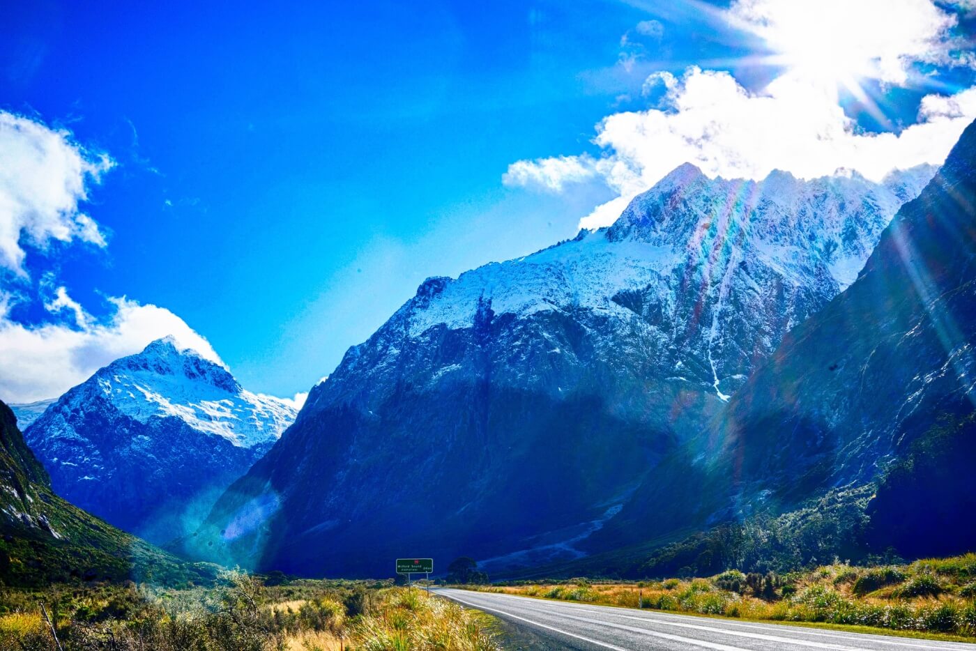 Route de Milford Sound dans les paysages montagneux du Fiordland