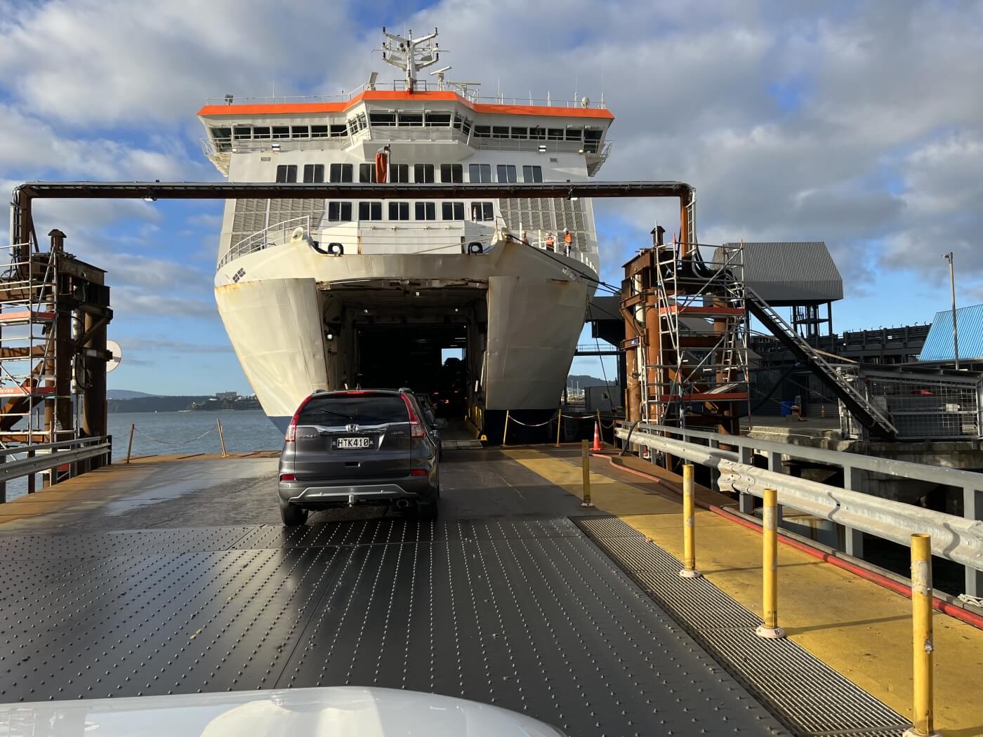 V&eacute;hicules embarquant sur le ferry Interislander en Nouvelle-Z&eacute;lande