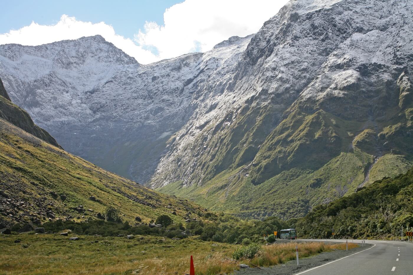 Route de Milford Sound en Nouvelle-Z&eacute;lande dans un paysage alpin