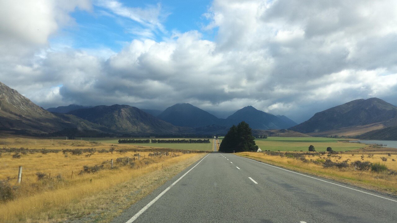 Route de Nouvelle-Zélande au milieu des montagnes